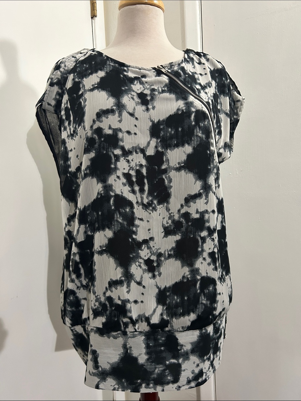 Apostrophe Black & White Tie-Dye Short Sleeve Top